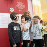 Busko-Zdrój. Instalacja Sensoryczna CUBE. Na zdjęciu dzieci ze Szkoły Podstawowej nr 2 im. Janusza Korczaka w Busku / Marta Gajda / Radio Kielce