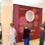 Busko-Zdrój. Instalacja Sensoryczna CUBE. Na zdjęciu dzieci ze Szkoły Podstawowej nr 2 im. Janusza Korczaka w Busku / Marta Gajda / Radio Kielce