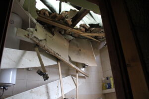 Uszkodzenia budynków wyrządzone przez podmuchy silnego wiatru / Marta Gajda / Radio Kielce
