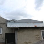 Uszkodzenia budynków wyrządzone przez podmuchy silnego wiatru / Marta Gajda / Radio Kielce