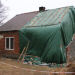 Uszkodzony dach i ściana szczytowa budynku / Marta Gajda / Radio Kielce