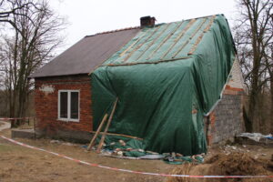 Uszkodzony dach i ściana szczytowa budynku / Marta Gajda / Radio Kielce