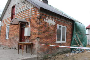 Uszkodzony dach i ściana szczytowa budynku / Marta Gajda / Radio Kielce
