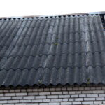 Zniszczony dach na stodole i dach na budynku gospodarczym / Marta Gajda / Radio Kielce