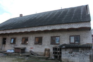 Zniszczony dach na stodole i dach na budynku gospodarczym / Marta Gajda / Radio Kielce