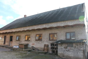 Zniszczony dach na stodole i dach na budynku gospodarczym / Marta Gajda / Radio Kielce
