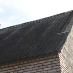 Zniszczony dach na stodole i dach na budynku gospodarczym / Marta Gajda / Radio Kielce