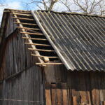 Zniszczony dach na stodole i dach na budynku gospodarczym / Marta Gajda / Radio Kielce