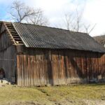 Zniszczony dach na stodole i dach na budynku gospodarczym / Marta Gajda / Radio Kielce