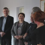 Uroczyste otwarcie gabinetu fizjoterapii w budynku Ośrodka Zdrowia w Chrobrzu. Na zdjęciu od lewej: Dariusz Tarka- radny, Jolanta Fichtel - kierownik USC w Złotej, Adam Wypych - przewodniczący Rady Gminy Złota, Tadeusz Sułek - wójt gminy Złota, Barbara Liberek - właściciel pracowni fizjoterapii w Chrobrzu / Marta Gajda / Radio Kielce