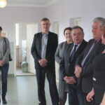 Uroczyste otwarcie gabinetu fizjoterapii w budynku Ośrodka Zdrowia w Chrobrzu. Na zdjęciu od lewej: sołtys z Woli Chroberskiej Małgorzata Przyłucka, radny Dariusz Tarka, Jolanta Fichtel - kierownik USC w Złotej, przewodniczący Rady Gminy Złota Adam Wypych, Tadeusz Sułek - wójt gminy Złota, Barbara Liberek - właściciel pracowni fizjoterapii w Chrobrzu / Marta Gajda / Radio Kielce