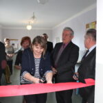 Uroczyste otwarcie gabinetu fizjoterapii w budynku Ośrodka Zdrowia w Chrobrzu. Wstęgę przecina Anna Lach - dyrektor ZSCKR w Chrobrzu / Marta Gajda / Radio Kielce