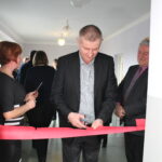 Uroczyste otwarcie gabinetu fizjoterapii w budynku Ośrodka Zdrowia w Chrobrzu. Wstęgę przecina radny Dariusz Tarka / Marta Gajda / Radio Kielce
