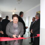 Uroczyste otwarcie gabinetu fizjoterapii w budynku Ośrodka Zdrowia w Chrobrzu. Wstęgę przecina Jolanta Fichtel - kierownik USC w Złotej / Marta Gajda / Radio Kielce