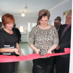 Uroczyste otwarcie gabinetu fizjoterapii w budynku Ośrodka Zdrowia w Chrobrzu. Od lewej: Barbara Liberek – właściciel pracowni fizjoterapii w Chrobrzu, Magdalena Piątek - pielęgniarka w Ośrodku Zdrowia w Chrobrzu / Marta Gajda / Radio Kielce