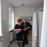 Uroczyste otwarcie gabinetu fizjoterapii w budynku Ośrodka Zdrowia w Chrobrzu. Na zdjęciu: Tadeusz Sułek - wójt gminy Złota, Barbara Liberek - właściciel pracowni fizjoterapii w Chrobrzu / Marta Gajda / Radio Kielce