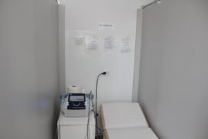 Uroczyste otwarcie gabinetu fizjoterapii w budynku Ośrodka Zdrowia w Chrobrzu / Marta Gajda / Radio Kielce