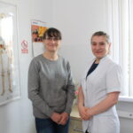 Uroczyste otwarcie gabinetu fizjoterapii w budynku Ośrodka Zdrowia w Chrobrzu. Na zdjeciu od lewej: sołtys z Woli Chroberskiej Małgorzata Przyłucka, Agnieszka Dynia - pracownik gabinetu fizjoterapii / Marta Gajda / Radio Kielce