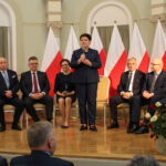 Wizyta wicepremier Beaty Szydło w Busku-Zdroju. Drugi od lewej: Tomasz Pleban - wicestarosta kielecki, Agata Wojtyszek - wojewoda świętokrzyski, Beata Szydło - wicepremier rządu, Andrzej Bętkowski - marszałek województwa świętokrzyskiego, Tomasz Staniek - starosta opatowski i Sławomir Kopacz - wójt Bielin / Marta Gajda / Radio Kielce
