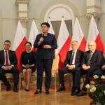 Wizyta wicepremier Beaty Szydło w Busku-Zdroju. Drugi od lewej: Tomasz Pleban - wicestarosta kielecki, Agata Wojtyszek - wojewoda świętokrzyski, Beata Szydło - wicepremier rządu, Andrzej Bętkowski - marszałek województwa świętokrzyskiego, Tomasz Staniek - starosta opatowski i Sławomir Kopacz - wójt Bielin / Marta Gajda / Radio Kielce