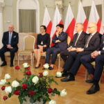 Wizyta wicepremier Beaty Szydło w Busku-Zdroju. Od lewej: Tomasz Pleban - wicestarosta kielecki, trzecia od lewej: Agata Wojtyszek - wojewoda świętokrzyski, Beata Szydło - wicepremier rządu, Andrzej Bętkowski - marszałek województwa świętokrzyskiego i Sławomir Kopacz - wójt Bielin / Marta Gajda / Radio Kielce