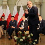Wizyta wicepremier Beaty Szydło w Busku-Zdroju. Od lewej: Tomasz Pleban - wicestarosta kielecki, Agata Wojtyszek - wojewoda świętokrzyski, Beata Szydło - wicepremier rządu, Andrzej Bętkowski - marszałek województwa świętokrzyskiego, Tomasz Staniek - starosta opatowski i Sławomir Kopacz - wójt Bielin / Marta Gajda / Radio Kielce