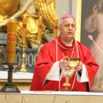 Droga Krzyżowa w intencji trzeźwości. Biskup kielecki Jan Piotrowski / Grzegorz Sikora / Radio Kielce