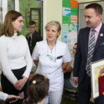 Dotacja z budżetu państwa umożliwiła doposażenie oddziału dziecięcego w Szpitalu Specjalistyczno-Rehabilitacyjnego „Górka ” w Busku-Zdroju.  Podziękowanie dla Michała Cieślaka – posła na Sejm RP / Marta Gajda / Radio Kielce