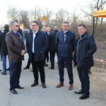 Symboliczne wbicie łopaty pod inwestycję nowego mostu łączącego województwo małopolskie ze świętokrzyskim. / Marta Gajda / Radio Kielce