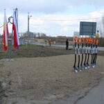 Symboliczne wbicie łopaty pod inwestycję nowego mostu łączącego województwo małopolskie ze świętokrzyskim. / Marta Gajda / Radio Kielce