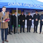 Symboliczne wbicie łopaty pod inwestycję nowego mostu łączącego województwo małopolskie ze świętokrzyskim. Na zdjęciu od lewej:Krzysztof Gil - wójt gminy Gręboszów