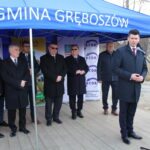 Symboliczne wbicie łopaty pod inwestycję nowego mostu łączącego województwo małopolskie ze świętokrzyskim. Przemawia Andrzej Bętkowski – marszałek województwa świętokrzyskiego / Marta Gajda / Radio Kielce