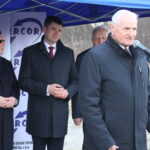 Symboliczne wbicie łopaty pod inwestycję nowego mostu łączącego województwo małopolskie ze świętokrzyskim.  Przemawia Łukasz Smółka - wicemarszałek województwa małopolskiego / Marta Gajda / Radio Kielce