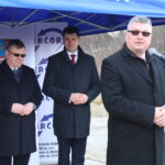 Symboliczne wbicie łopaty pod inwestycję nowego mostu łączącego województwo małopolskie ze świętokrzyskim. Przemawia Marek Jońca - członek zarządu województwa świętokrzyskiego / Marta Gajda / Radio Kielce