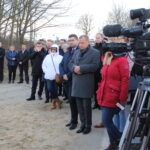 Symboliczne wbicie łopaty pod inwestycję nowego mostu łączącego województwo małopolskie ze świętokrzyskim. Przemawia Michał Wojtkiewicz - poseł na Sejm RP / Marta Gajda / Radio Kielce