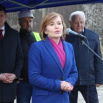 Symboliczne wbicie łopaty pod inwestycję nowego mostu łączącego województwo małopolskie ze świętokrzyskim. Przemawia Krystian Jarubas - poseł na Sejm RP / Marta Gajda / Radio Kielce