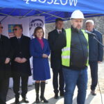 Symboliczne wbicie łopaty pod inwestycję nowego mostu łączącego województwo małopolskie ze świętokrzyskim. Przemawia Anna Krupka - wiceminister sportu i turystyki / Marta Gajda / Radio Kielce