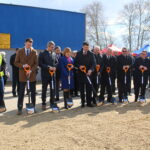 Symboliczne wbicie łopaty pod inwestycję nowego mostu łączącego województwo małopolskie ze świętokrzyskim. Przemawia Paweł Guc, kierownik budowy, Przedsiębiorstwo Usług Technicznych Intercor / Marta Gajda / Radio Kielce