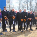 Symboliczne wbicie łopaty pod inwestycję nowego mostu łączącego województwo małopolskie ze świętokrzyskim. Na zdjęciu od lewej: Paweł Guc - kierownik budowy, Przedsiębiorstwo Usług Technicznych Intercor, Krzysztof Gil - wójt gminy Gręboszów, Krystian Jarubas - poseł na Sejm RP, Anna Krupka - wiceminister sportu i turystyki, Łukasz Smółka - wicemarszałek województwa małopolskiego, Marek Jońca - członek zarządu województwa świętokrzyskiego, Andrzej Bętkowski - marszałek województwa świętokrzyskiego, Wiesław Krajewski - poseł na Sejm RP, Witold Kozłowski - marszałek województwa małopolskiego, Michał Wojtkiewicz - poseł na Sejm RP / Marta Gajda / Radio Kielce