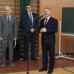 Otwarta lekcja w ramach tzw. Ogólnopolskich Dni Nowych Technologii w Zespole Szkół dla Niepełnosprawnych Ruchowo w Busku-Zdroju. Przemawia Kazimierz Mądzik - świętokrzyski kurator oświaty / Marta Gajda / Radio Kielce