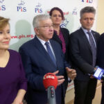 Kielce. Konferencja prasowa PiS. Na zdjęciu (od lewej): Anna Krupka - poseł PiS, wiceminister sportu i turystyki, Krzysztof Lipiec - poseł PiS, szef struktur partii w województwie świętokrzyskim, Magdalena Zieleń - radna sejmiku województwa świętokrzyskiego, Krzysztof Słoń - senator PiS, Marek Kwitek - poseł PiS / Wiktor Dziarmaga / Radio Kielce