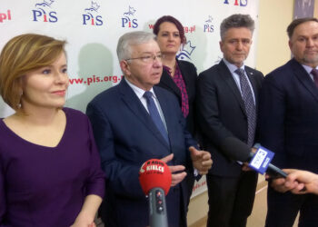 Kielce. Konferencja prasowa PiS. Na zdjęciu (od lewej): Anna Krupka - poseł PiS, wiceminister sportu i turystyki, Krzysztof Lipiec - poseł PiS, szef struktur partii w województwie świętokrzyskim, Magdalena Zieleń - radna sejmiku województwa świętokrzyskiego, Krzysztof Słoń - senator PiS, Marek Kwitek - poseł PiS / Wiktor Dziarmaga / Radio Kielce