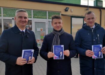 Mniów. Akcja informacyjna na temat "Nowej Piątki PiS". Na zdjęciu (od lewej): Piotr Wilczak - wójt gminy Mniów, wicewojewoda Bartłomiej Dorywalski i Michał Milcarz - zastępca wójta gminy Mniów / Izabela Mortas / Radio Kielce