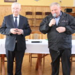 Poseł Krzysztof Lipiec z programem wyborczym na spotkaniu z mieszkańcami w Stopnicy. Na zdjęciu od lewej poseł PiS Krzysztof Lipiec / Marta Gajda / Radio Kielce