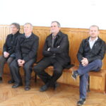 Poseł Krzysztof Lipiec z programem wyborczym na spotkaniu z mieszkańcami w Stopnicy. / Marta Gajda / Radio Kielce