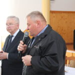 Poseł Krzysztof Lipiec z programem wyborczym na spotkaniu z mieszkańcami w Stopnicy. Na zdjęciu od lewej poseł PiS Krzysztof Lipiec / Marta Gajda / Radio Kielce