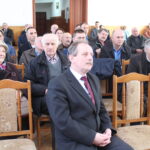 Poseł Krzysztof Lipiec z programem wyborczym na spotkaniu z mieszkańcami w Stopnicy. / Marta Gajda / Radio Kielce