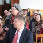 Poseł Krzysztof Lipiec z programem wyborczym na spotkaniu z mieszkańcami w Stopnicy. / Marta Gajda / Radio Kielce