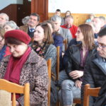 Poseł Krzysztof Lipiec z programem wyborczym na spotkaniu z mieszkańcami w Stopnicy. / Marta Gajda / Radio Kielce