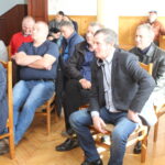 Poseł Krzysztof Lipiec z programem wyborczym na spotkaniu z mieszkańcami w Stopnicy. / Marta Gajda / Radio Kielce